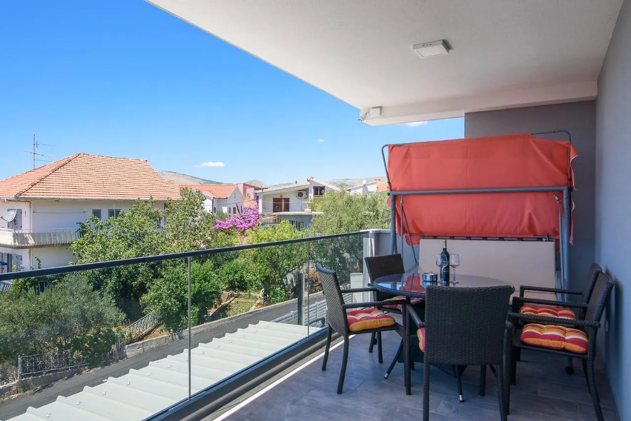 Apartmani Manuela Okrug Gornji 0*,